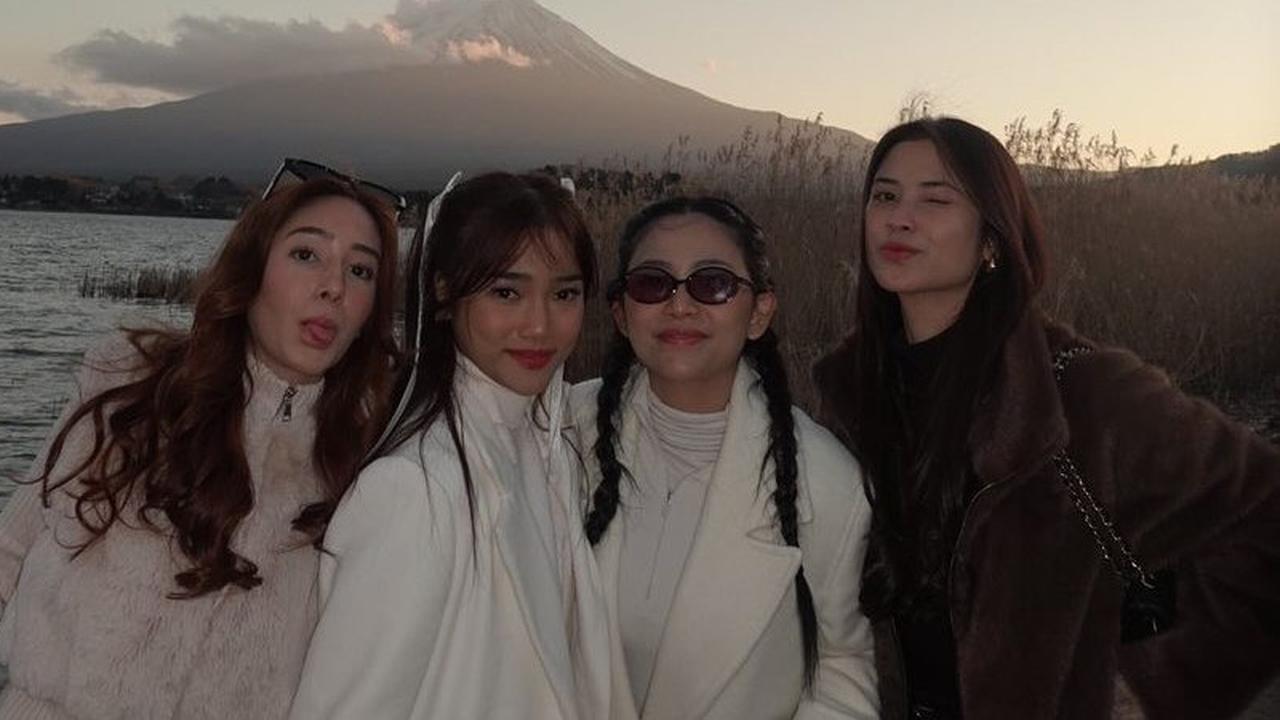 Dari Fans Jadi Bestie, Potret Fuji Akui Bahagia Bisa Dekat Hingga Liburan Bareng Rachel Vennya