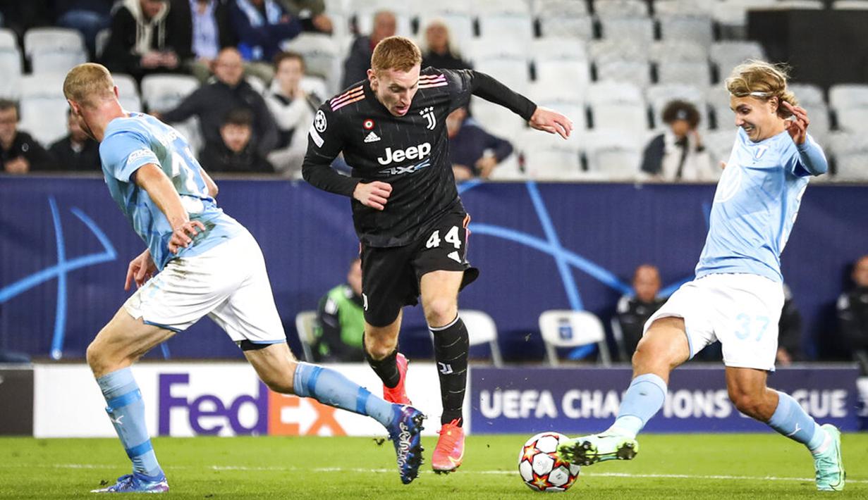 Pemain Juventus Dejan Kulusevski (tengah) berebut bola dengan pemain Malmo Sebastian Nanasi (kanan) pada pertandingan Grup H Liga Champions di Malmo New Stadium, Malmo, Swedia, Selasa (14/9/2021). Juventus menang 3-0. (Anders Bjuro/TT via AP)