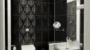 Hitam dan putih ada perpaduan yang elegan. Ditambah dengan detail motif tradisional, kamar mandi Anda akan terlihat anggun. Foto: I Dont Pledge