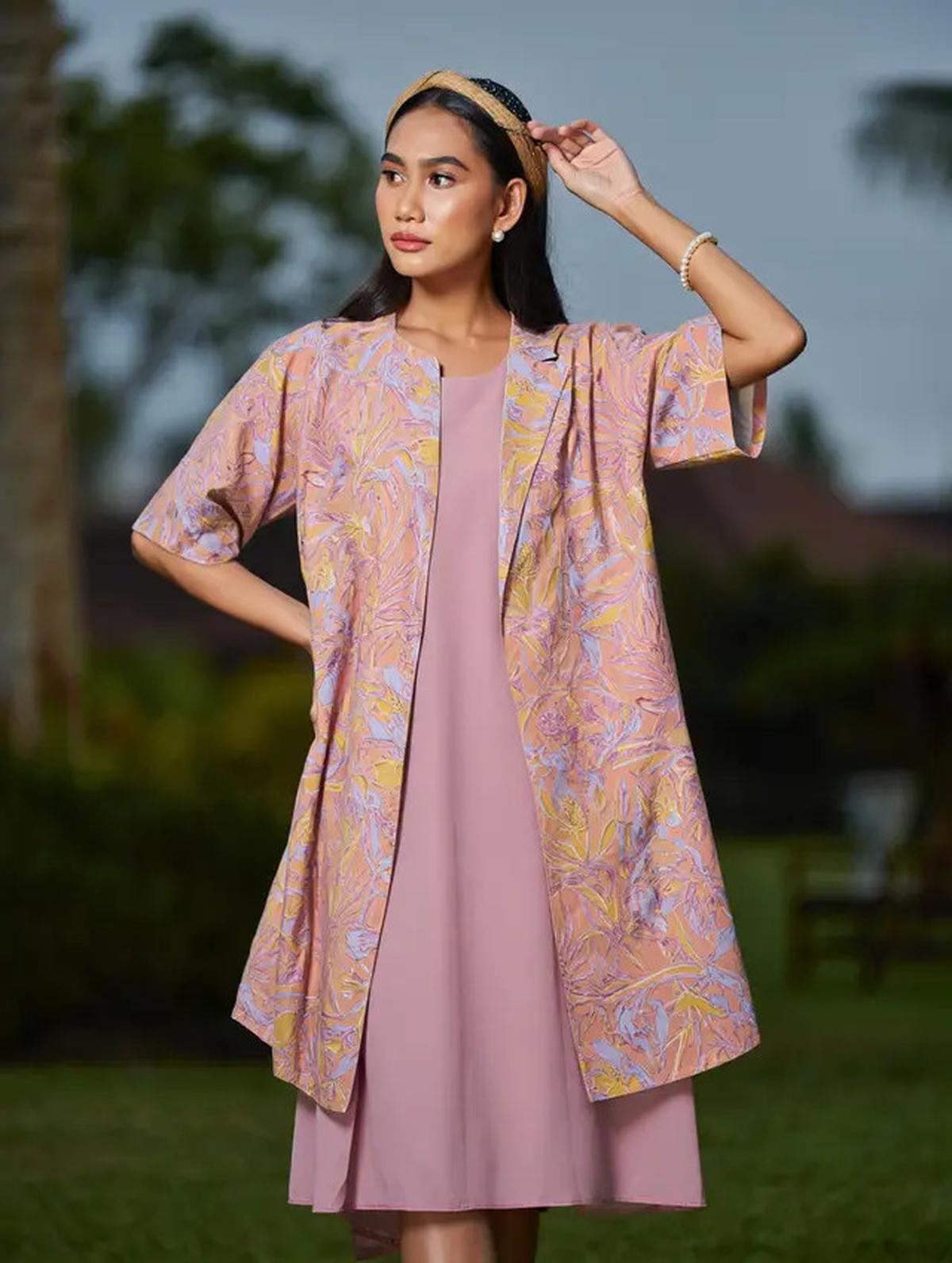 12 Model Outer Batik Panjang dengan Dress Polos untuk Kondangan Outdoor 2025, Elegan dan Nyaman Dipakai