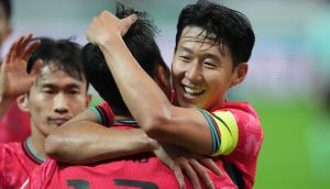 Selebrasi pemain Korea Selatan, Eom Ji-sung dan Son Heung-min, dalam pertandingan persahabatan internasional antara Korea Selatan dan Paraguay di Stadion Piala Dunia Seoul, Seoul, Korea Selatan, Selasa, 14 Oktober 2025. (AP Photo/Lee Jin-man)