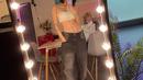 Di potret lainnya, HyunA tidak ragu pamer rata dengan outfit minimalis. Ia melakukan mirror selfie dengan strapless top bertekstur dan baggy jeans. [instagram/hyunah_aa]