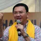 Cagub DKI Jakarta Basuki Tjahaja Purnama saat memberi pernyataan pada syukuran ulang tahun Ketua Dewan Pakar Golkar, Agung Laksono di Jakarta, Minggu (26/3). Acara juga dihadiri Ketum Golkar Setya Novanto. (Liputan6.com/Helmi Fithriansyah)