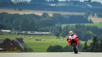 Pembalap Ducati, Jorge Lorenzo saat melakoni latihan bebas MotoGP Jerman 2018 di Sirkuit Sachsenring. (Robert MICHAEL / AFP)