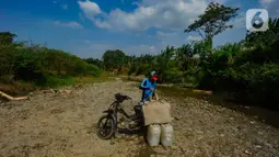 Setiap hari warga yang mengambil air dari Kali Cihoe yang untuk memenuhi kebutuhan sehari-hari dan mengendapkannya semalam untuk kebutuhan air minum. (merdeka.com/Arie Basuki)