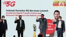 Director and COO Indosat Ooredoo Vikram Sinha (kedua kanan), Director and CFO Eyas Assaf, Gubernur DKI Jakarta Anies Baswedan (kedua kiri), dan Dirjen Sumberdaya dan PPI Kominfo Ismail foto bersama saat peluncuran layanan 5G Indosat Ooredoo di Jakarta Kamis (26/8/2021). (Liputan6.com/Fery Pradolo)