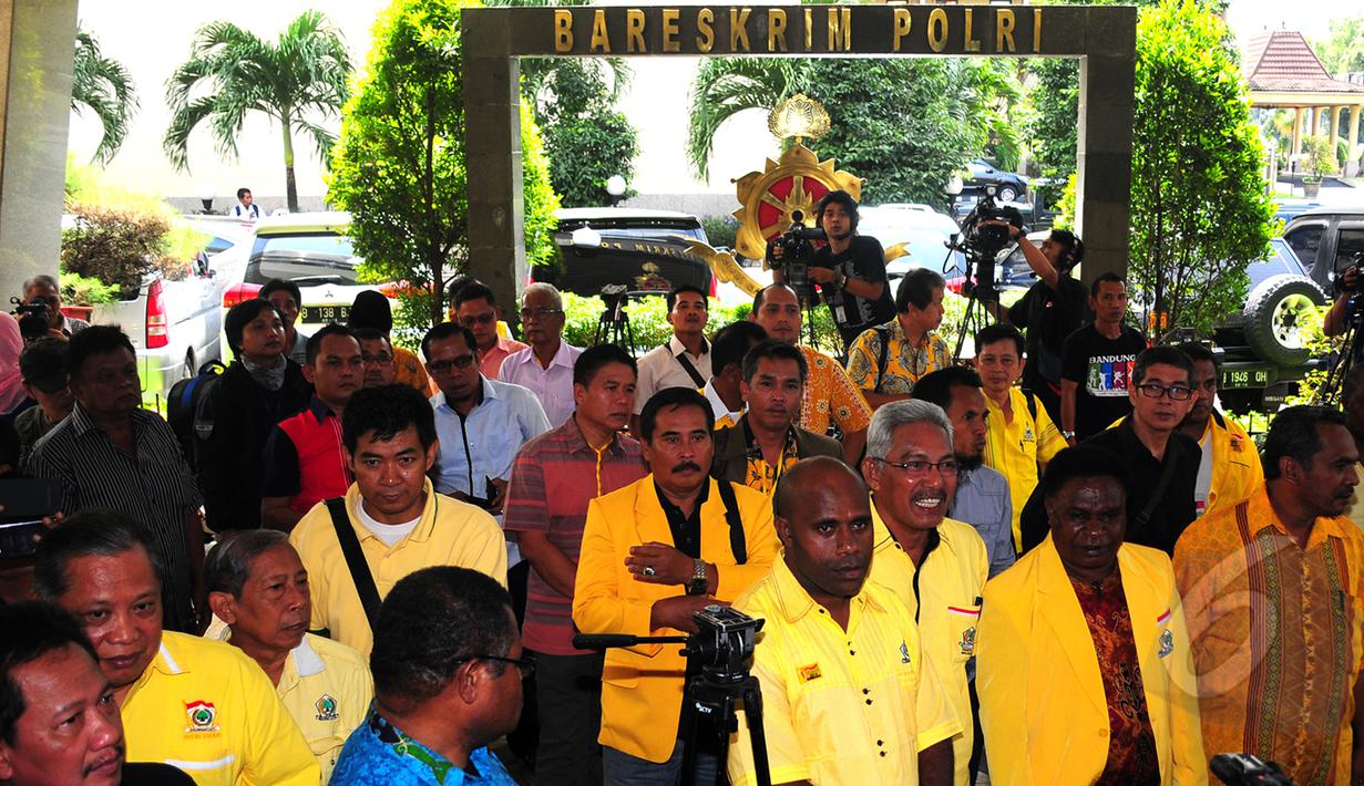 Partai Golkar kubu Aburizal Bakrie atau ical melaporkan kubu Agung Laksono ke Badan Reserse dan Kriminal (Bareskrim) Mabes Polri, Rabu (11/3/2015).  Mereka melaporkan dugaan pemalsuan dokumen oleh kubu Agung Laksono. (Liputan6.com/Yoppy Renato)