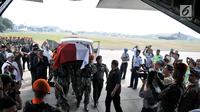 Anggota Paskhas saat membawa peti jenazah Jenderal TNI (Purn) George Toisutta ke dalam pesawat Hercules di Lanud Halim Perdanakusuma, Jakarta, Rabu (12/6/2019). Jenazah George Toisutta akan disalatkan di rumah duka dan dimakamkan di TPU Dadi Makassar. (merdeka.com/Iqbal S. Nugroho)