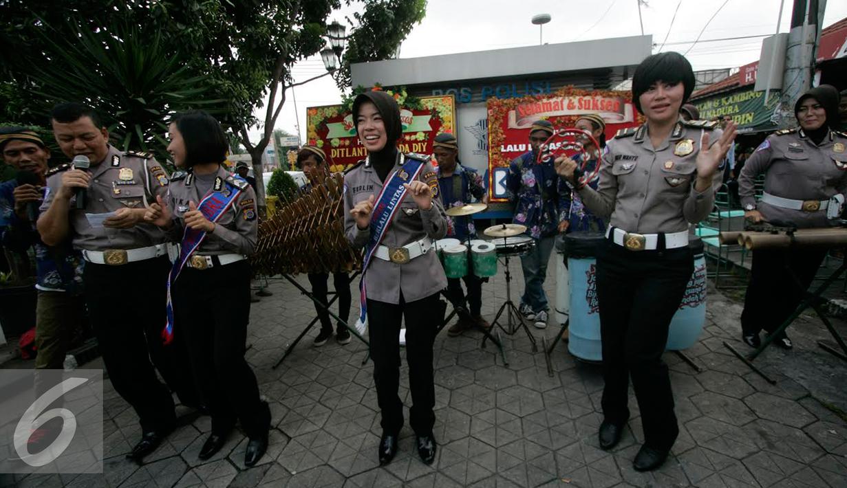 Sejumlah anggota Polantas berjoget dan menyanyi saat perayaan HUT Polantas ke 61 di perempatan Jl Malioboro,Yogyakarta, Kamis (22/9). Acara tersebut diisi hiburan untuk pengguna jalan oleh petugas satlantas. (Liputan6.com/ Boy Harjanto)