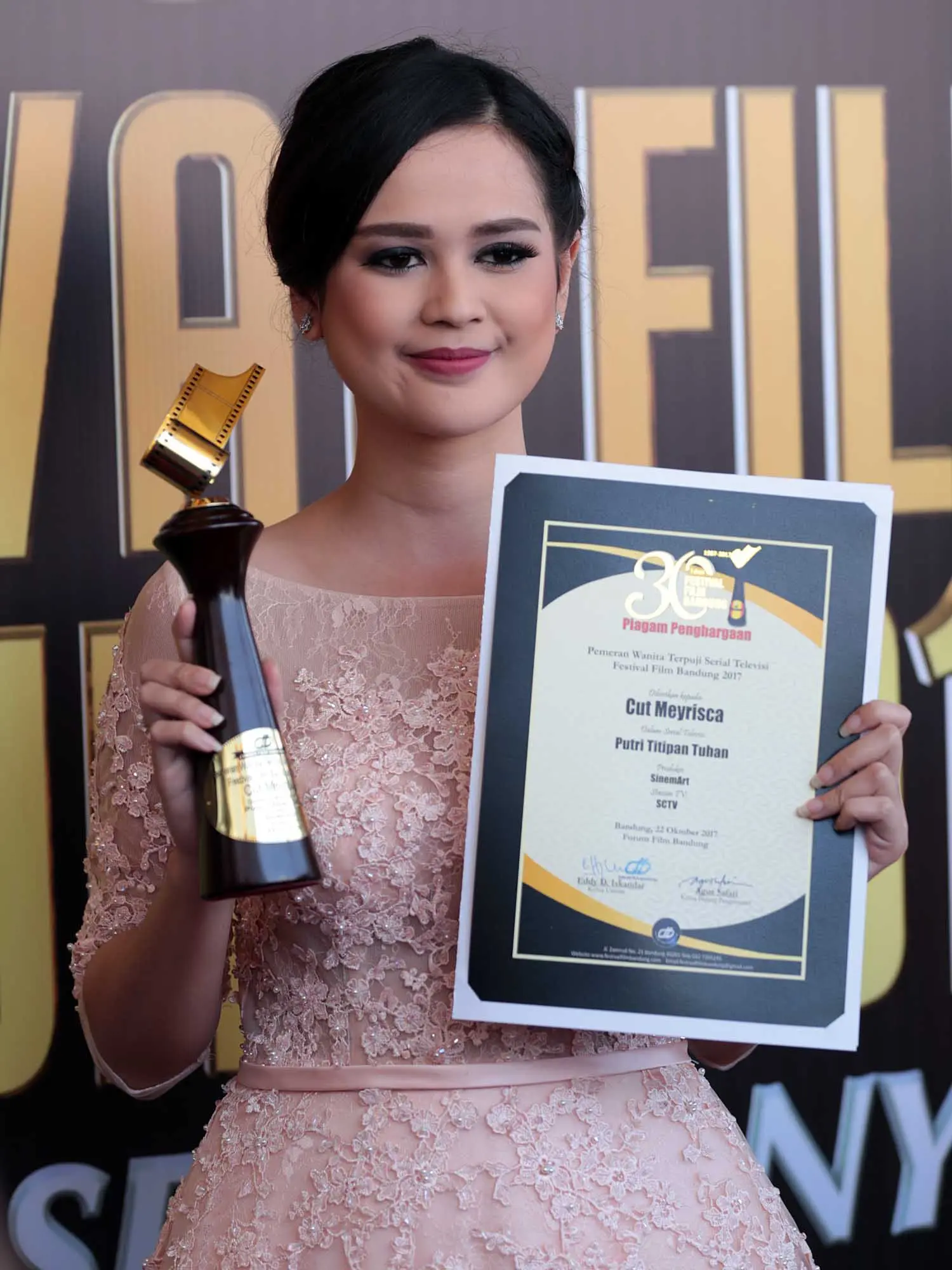Cut Meyriska saat menerima penghargaan dalam ajang Festival Film Bandung 2017 (Deki Prayoga/bintang.com)