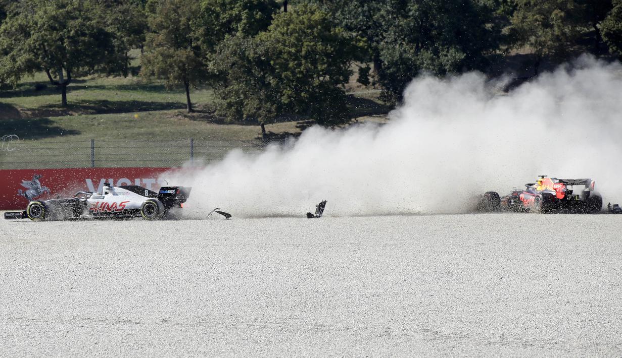 Pembalap Tim Haas, Romain Grosjean dan Pembalap Red Bull, Max Verstappen, mengalami kecelakaan saat beraksi pada Formula 1 Grand Prix Tuscan, Sirkuit Mugello, Italia, Minggu (13/9/2020). (Photo by Luca Bruno / POOL / AFP)