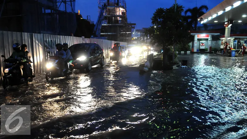 20160725-Banjir di Fatmawati-Drainase Buruk-Jakarta- Helmi Afandi