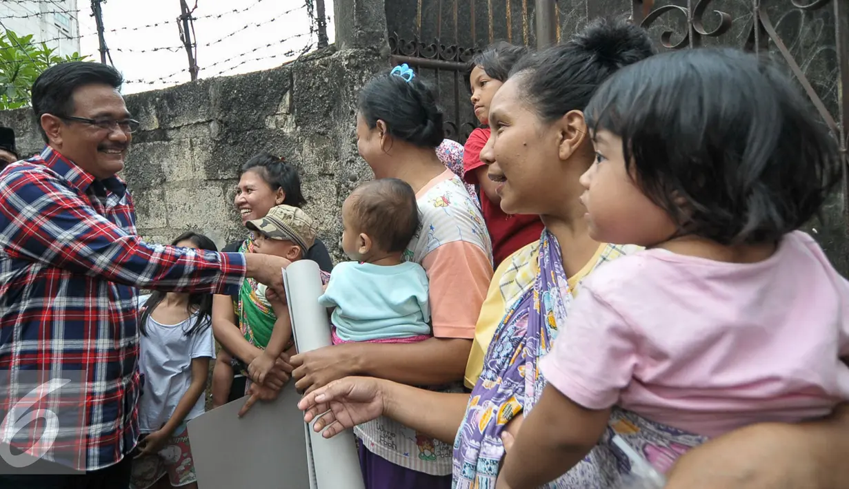Djarot Saiful Hidayat bersalaman dengan warga saat blusukan di Pasar Bedeng, Kelurahan Bambu Utara, Palmerah, Jakarta Barat, Kamis (24/11). Selain menemui warga, Djarot juga berdialog dengan pedagang dan warga di pasar. (Liputan6.com/Yoppy Renato)