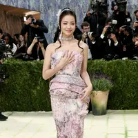 Untuk momen perdananya, Jisoo BLACKPINK mempercayakan tampilannya pada rumah mode Dior. [@jisoo_regal].