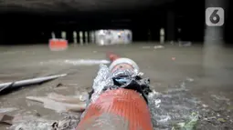 Kondisi underpass Kemayoran yang masih terendam banjir Jakarta Pusat, Minggu (26/1/2020). Banjir yang terjadi sejak Jumat (24/1) lalu hingga kini belum surut. (merdeka.com/Iqbal S Nugroho)