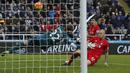 Pemain Liverpool, Martin Skrtel melakukan gol bunuh diri ke gawangnya sendiri saat melawan Newcastle United dalam laga Liga Inggris di Stadion St. James Park, Newcastle, Inggris, Minggu (6/12/2015). (Reuters/Andrew Yates)