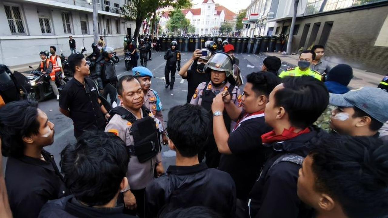 Aksi Solidaritas Mahasiswa Surabaya: Kapolrestabes Temui Massa, Batas Waktu Demo dan Kerusakan Properti Jadi Sorotan