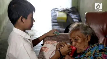 Seorang bocah berusia 7 tahun terpaksa merawat neneknya yang sakit-sakitan. Ia hanya tinggal berdua dengan sang nenek setelah kedua orang tuanya tiada.