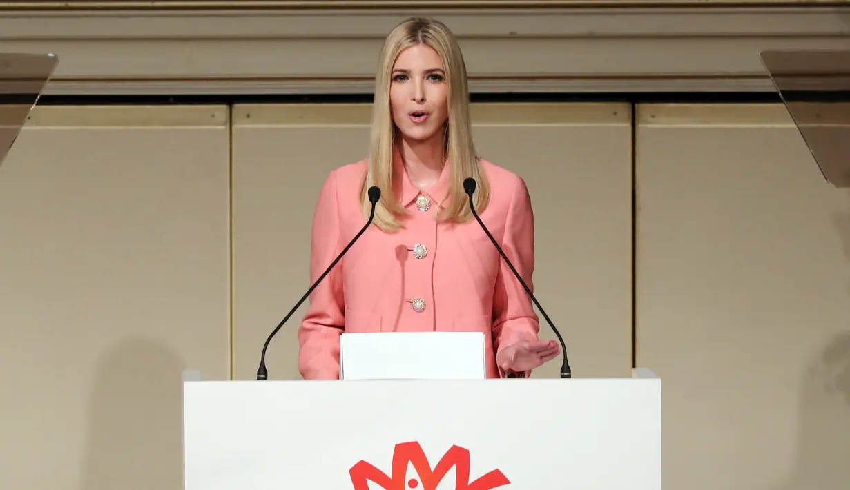 Putri sekaligus asisten Presiden AS Donald Trump, Ivanka Trump memberikan pidato dalam acara Majelis Wanita Sedunia (WAW!) di Tokyo, Jepang (3/11). (AFP Photo/Pool/Eugene Hoshiko)