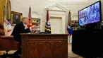 Presiden AS Donald Trump berbicara dengan prajurit militer melalui konferensi video di Gedung Putih, Selasa (25/12). Trump mengucapkan selamat Natal kepada para prajurit. (AP Photo/Jacquelyn Martin)