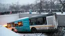 Sejumlah orang melihat lokasi sebuah bus yang hilang kendali dan masuk ke dalam tangga menuju jalan bawah tanah di Moskow, Rusia, Senin (25/12). Bus menerobos underpass yang sedang dilalui banyak pejalan kaki hingga menewaskan 4 orang (AP/Ivan Sekretarev)