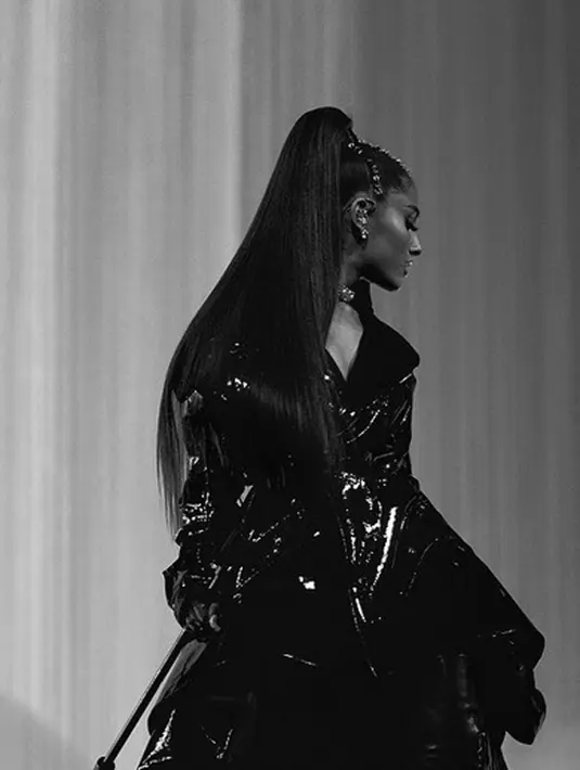 Ariana Grande, merupakan salah satu pihak yang larut dalam kesedihan ketika mendengar insiden penembakan di Las Vegas baru-baru ini. Kesedihannya pun kemudian diluapkan Ariana lewat akun Twitternya. (Instagram/arianagrande)