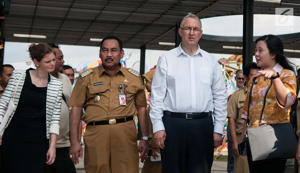Wali Kota Rotterdam, Belanda, Ahmed Aboutaleb saat mengunjungi RPTRA Kalijodo, Jakarta, Senin (12/6). Kunjungan Aboutaleb ke Jakarta bertujuan untuk melakukan kerja sama dengan Pemprov DKI Jakarta (Liputan6.com/Gempur M Surya)