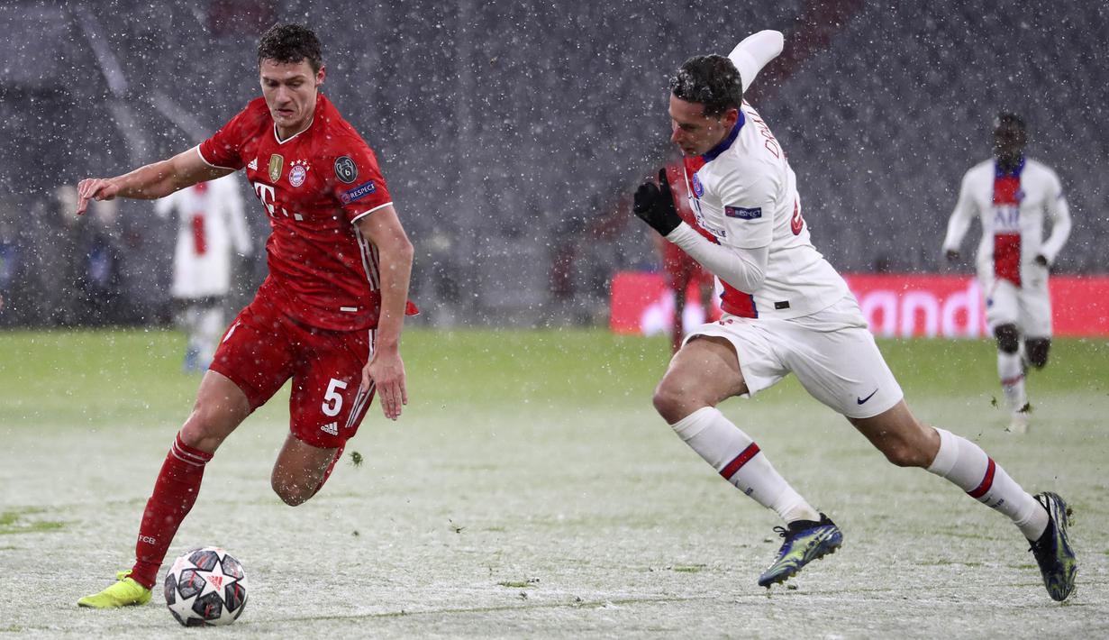 Bek Bayern Munchen, Benjamin Pavard, berebut bola dengan pemain Paris Saint-Germain (PSG), Julian Draxler, pada laga Liga Champions di Allianz Arena, Kamis (8/4/2021). PSG menang dengan skor 3-2. (AP Photo/Matthias Schrader)