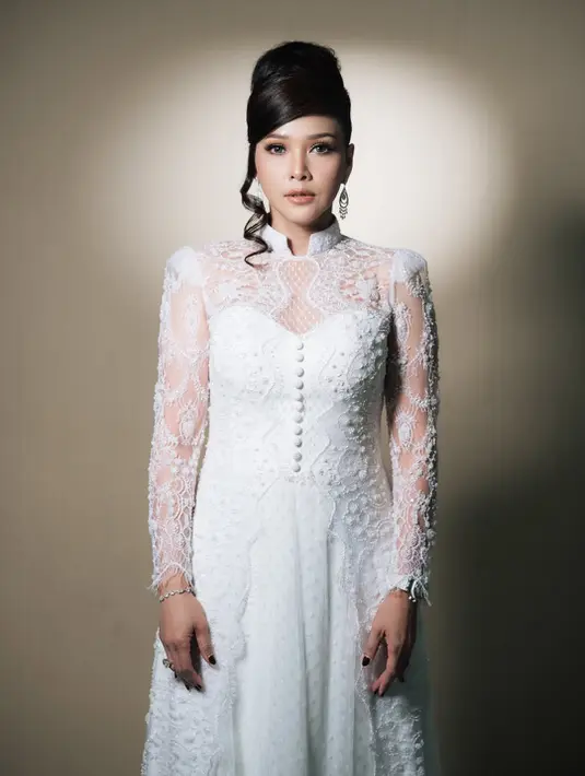 Kali ini, Maia tampil bak pengantin klasik dalam balutan gaun lace putih yang feminin, dipadukan dengan tatanan rambut menjulang tinggi yang langsung mengingatkan pada gaya glamor era 60-an. Penampilannya sukses memberi kesan anggun, mewah, sekaligus artsy dalam waktu bersamaan. [@maiaestiantyreal].
