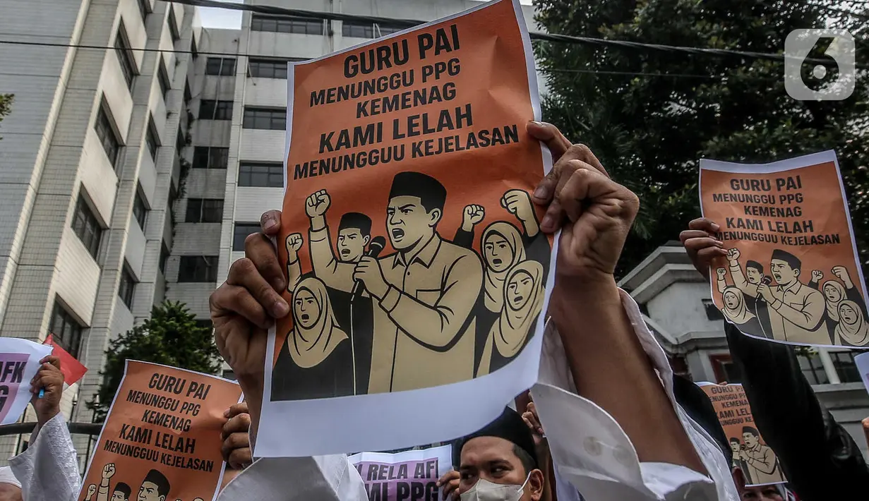 Sejumlah Guru Pendidikan Agama Islam (GPAI) melakukan aksi damai di depan gedung Kementerian Agama, Jakarta, Selasa (15/7/2025). (Liputan6.com/Herman Zakharia)