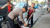 Seorang wanita tanpa identitas ditemukan tak sadar diri di pinggir Jalan Perniagaan Raya, Tambora, Jakarta Barat, pada Kamis (3/8/2023) pagi.
