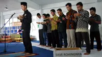 Mahasiswa Bengkulu melakukan Salat Gaib untuk korban jiwa Muslim Rohingya di Myanmar (Liputan6.com/Yuliardi Hardjo)