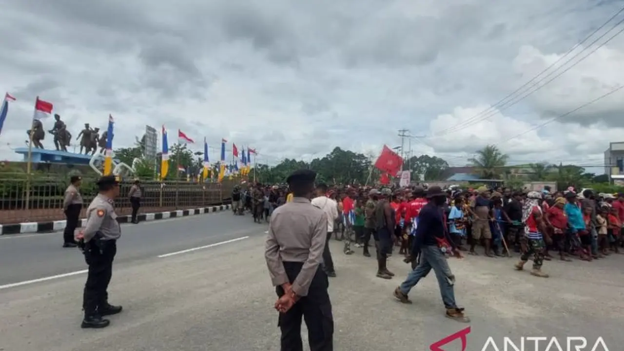 Polisi kawal demo KNPB di Timika. (Foto Antara).