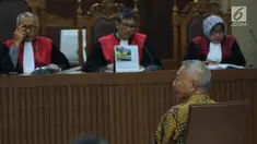 Mantan Dirjen Hubla Kemenhub, Antonius Tonny Budiono menyimak pembacaan dakwaan pada sidang perdana di Pengadilan Tipikor, Jakarta, Kamis (18/1). Sidang beragendakan pembacaan dakwaan oleh Jaksa Penuntut Umum. (Liputan6.com/Helmi Fithriansyah)