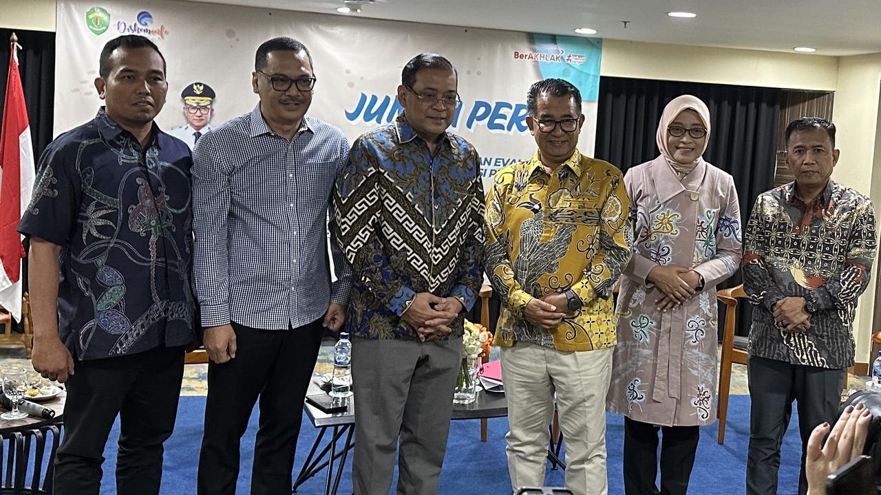 Pemerintah Provinsi (Pemprov) Kalimantan Timur (Kaltim) menerima hasil Monitoring dan Evaluasi Keterbukaan Informasi Publik (Monev KIP) Tahun 2024 dari Komisi Informasi Pusat (KIP). (Liputan6.com/Nanda Perdana Putra)