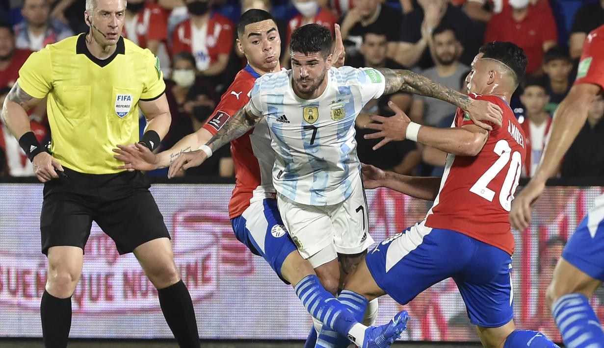 Argentina pun berulang kali memiliki peluang. Lagi-lagi pertahanan solid Paraguay masih belum mampu ditembus Rodrigo de Paul (tengah) dan kawan-kawan. (AFP/Norberto Duarte)