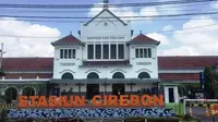 Penampakan Stasiun Kejaksan Cirebon sepi imbas pembatalan perjalan kereta api dan larangan mudik oleh pemerintah. Foto (Liputan6.com / Panji Prayitno)