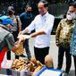 Presiden Jokowi meninjau dan memberikan bantuan tunai untuk pedagang kaki lima dan warung di Pasar Sederhana Kota Bandung, Senin (17/1/2022). (Foto: Biro Pers Sekretariat Presiden)