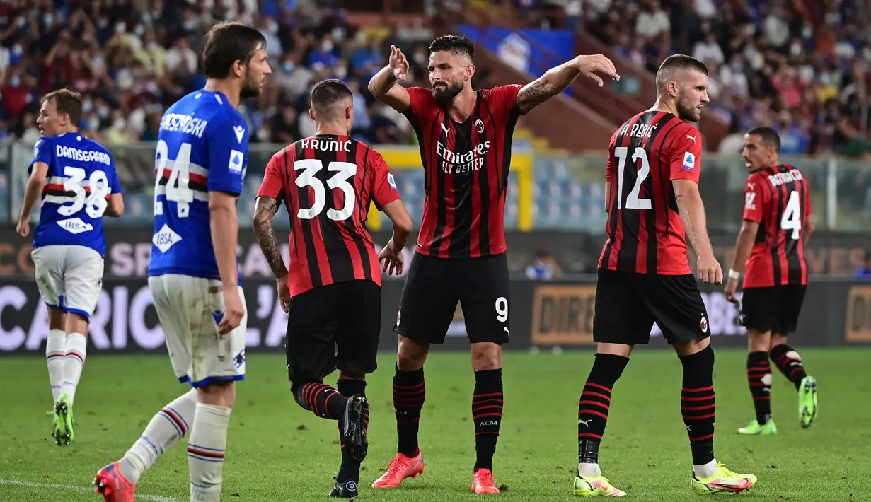 Pemain AC Milan Olivier Giroud (tengah), Rade Krunic (tengah kiri), dan Ante Rebic (kanan) bereaksi usai melawan Sampdoria pada pertandingan Serie A di Stadion Luigi Ferraris, Genova, Italia, 23 Agustus 2021. AC Milan menang 1-0. (MIGUEL MEDINA/AFP)