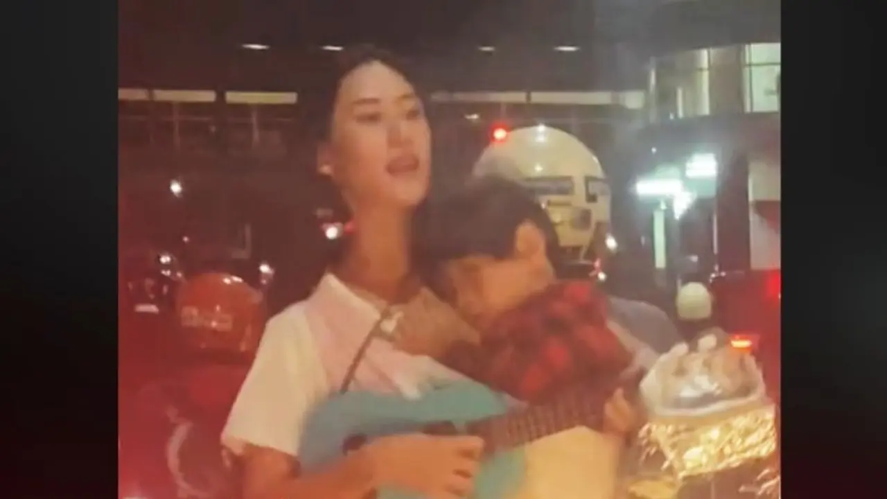 Viral Wanita Ngamen Sambil Gendong Anak Disebut Cantik Bak Model, Sempat Dikira Menyamar dan Lagi Meneliti Masalah Sosial