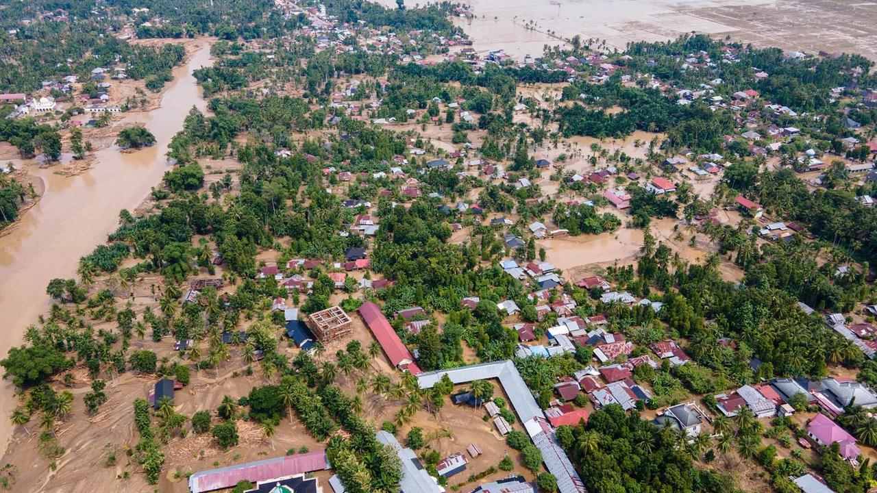 FOTO: Banjir Bandang Lumpuhkan Pidie Jaya, Jalur Aceh–Sumut Terputus