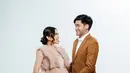 Segera dikaruniai buah hati pertama, keluarga kecil Kevin Aprilio dan Vicy Melanie pun jadi penuh warna. Berpose saling bertatapan dan memegang perut buncit Vicy, pasangan ini romantis. Penuh kebahagiaan, netizen juga turut merasakan bahagianya Vicy dan Kevin. Anaknya diketahui berjenis kelamin perempuan, netizen tak sabar melihat langsung cucu pertama Addie MS ini. (Liputan6.com/IG/@vicymelanie)