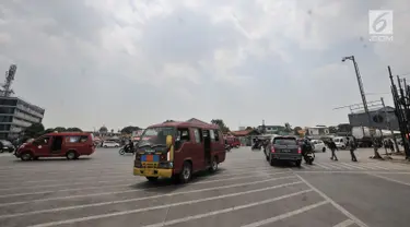 Suasana lalu lintas di persimpangan Terminal Pulo Gadung, Jakarta, Rabu (5/9). Tiadanya jembatan penyeberangan orang (JPO) dan lampu merah mengancam keselamatan pejalan kaki dan pengendara. (Merdeka.com/Iqbal Nugroho)