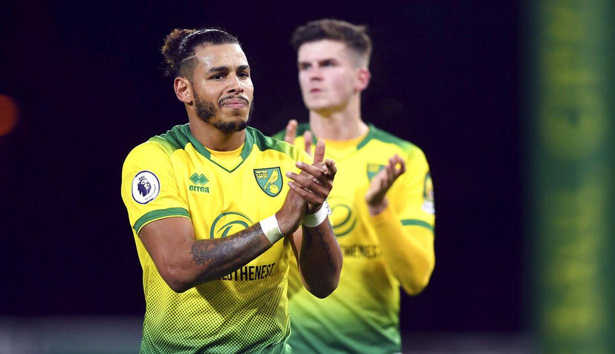 Pemain Norwich City, Onel Hernandez, memeberikan aplaus usai laga melawan Manchester United pada laga Premier League 2019 Stadion Carrow Road, Norwich, Minggu (27/10). Manchester United menang 3-1 atas Norwich City. (AP/Joe Gidden)