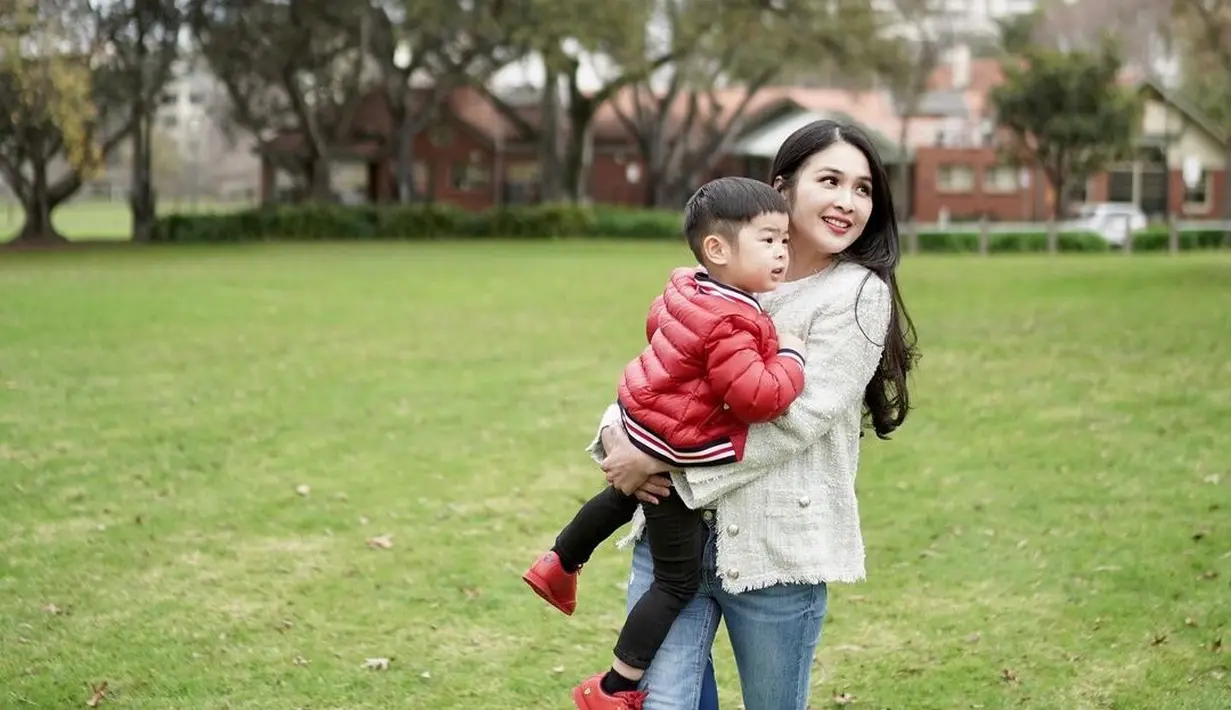 Lewat laman Instagram pribadinya, Sandra Dewi mengaku kebiasaan rutin menggendong anak membuatnya jadi terlihat makin langsing. Penampilan wanita asal Pangkalpinang ini jadi terlihat awet muda.(Liputan6.com/IG/@sandradewi88).