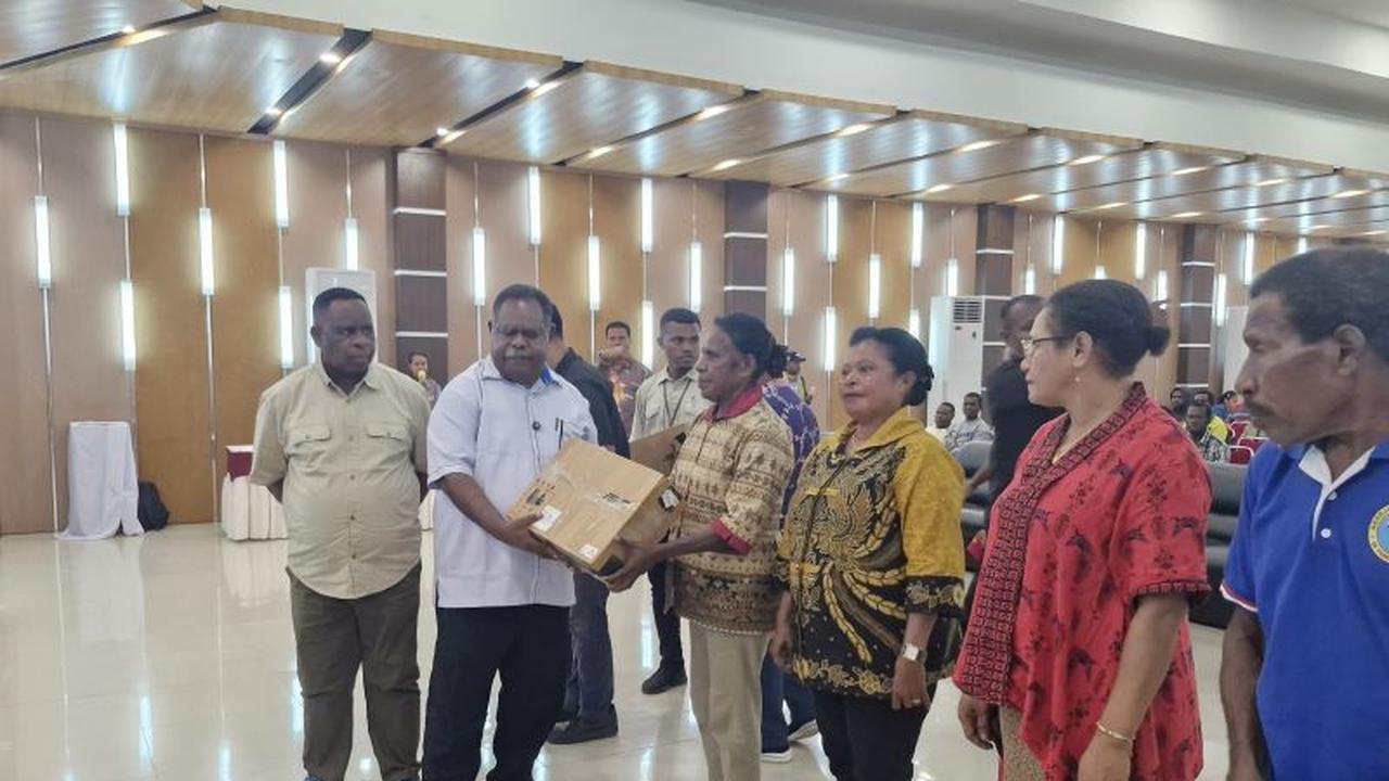 Pemerintah Provinsi Papua Barat Daya Salurkan 50 Laptop, Optimalkan Digitalisasi Pendidikan di Sorong Selatan