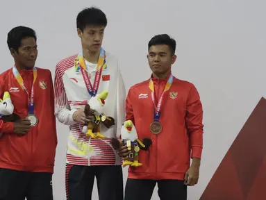 Perenang Indonesia, Guntur dan Zulkarnain Zaki, meraih medali pada Asian Para Games di Stadion Aquatik, Jakarta, Selasa (9/10/2018). Indonesia meraih medali perak dan perunggu di nomor 100 meter gaya dada putra kategori SB8. (Bola.com/M Iqbal Ichsan)