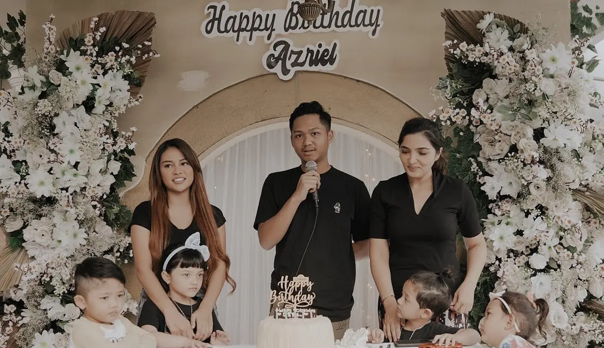 Di hari bahagianya, Azriel pun pasti mendapat doa-doa terbaik dari banyak orang. Arsy, sang adik juga memberikan doa untuk Jiel. Dengan parasnya yang menggemaskan, Arsy begitu serius mendoakan Azriel. (Instagram/azriel_hermansyah)