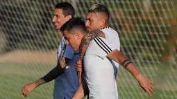 Pemain Argentina, Rodrigo De Paul, Paulo Dybala dan Angel Di Maria mengikuti sesi latihan tim di pusat pelatihan Cruzeiro di Belo Horizonte, Brasil (1/7/2019). Argentina dan Brasil akan bertanding pada semifinal Copa America 2019. (AP Photo/Ricardo Mazalan)