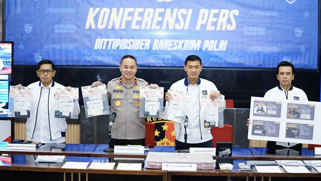 Dirtipid Siber Bareskrim Polri Brigjen Himawan Bayu Aji (kedua dari kanan) (Istimewa)